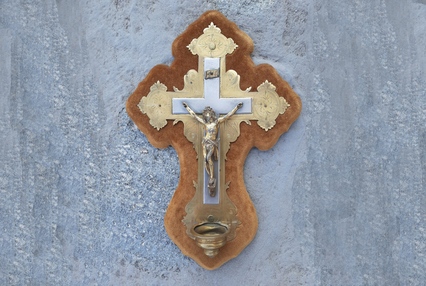 Crocifisso da parete antico in metallo e legno con acquasantiera Francia inizio secolo croce da muro Cristo in cronce arte religiosa cristiana cod. X2
