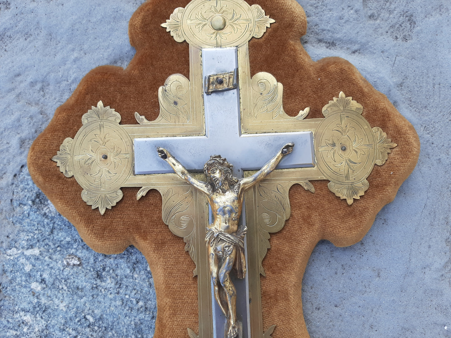 Crocifisso da parete antico in metallo e legno con acquasantiera Francia inizio secolo croce da muro Cristo in cronce arte religiosa cristiana cod. X2