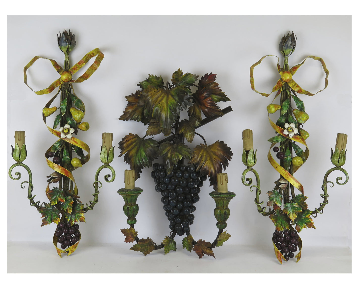 Tre applique da parete vintage decorate con grappoli d'uva e foglie vintage 