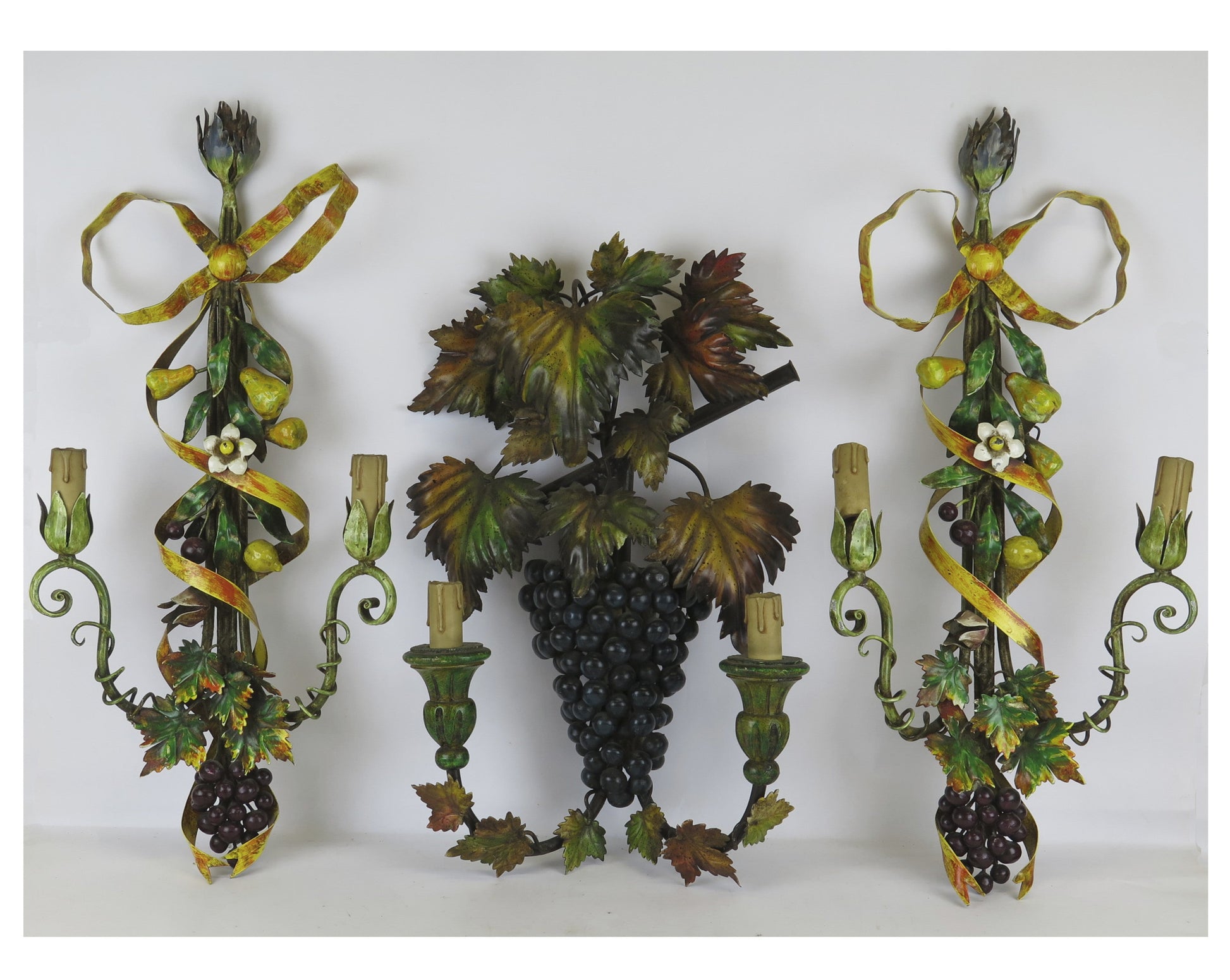 Tre applique da parete vintage decorate con grappoli d'uva e foglie vintage 