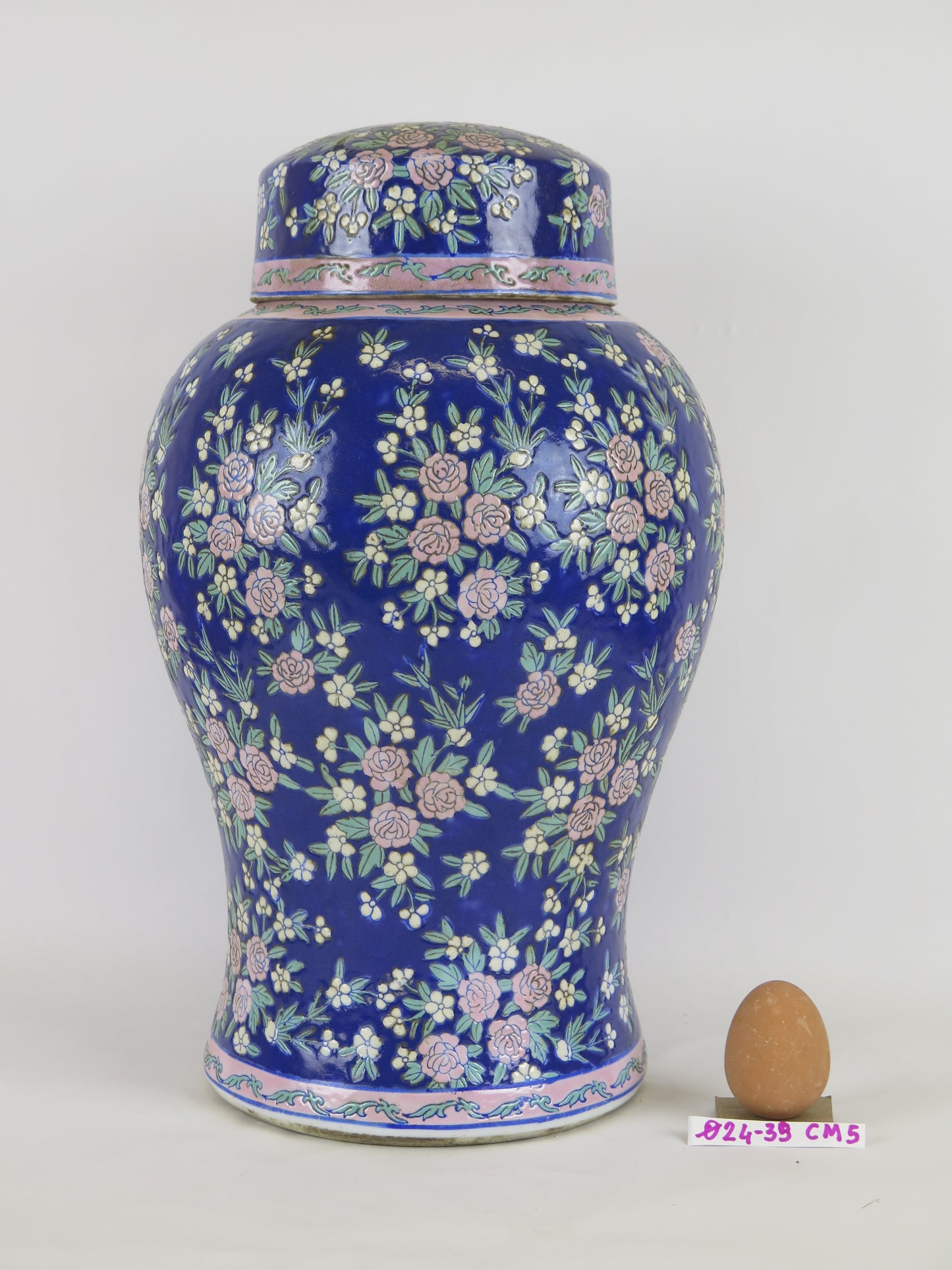 Grande vaso di ceramica smaltata vintage dipinto a mano con motivi floreali colore blu Cina Asia '900 CM5