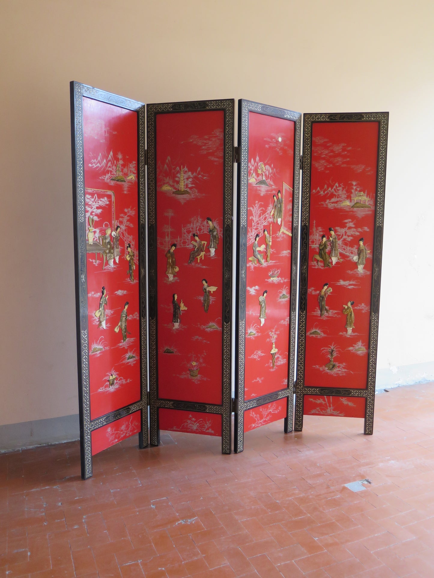 Paravento cinese separè vintage rosso laccato con figure legno intarsiato