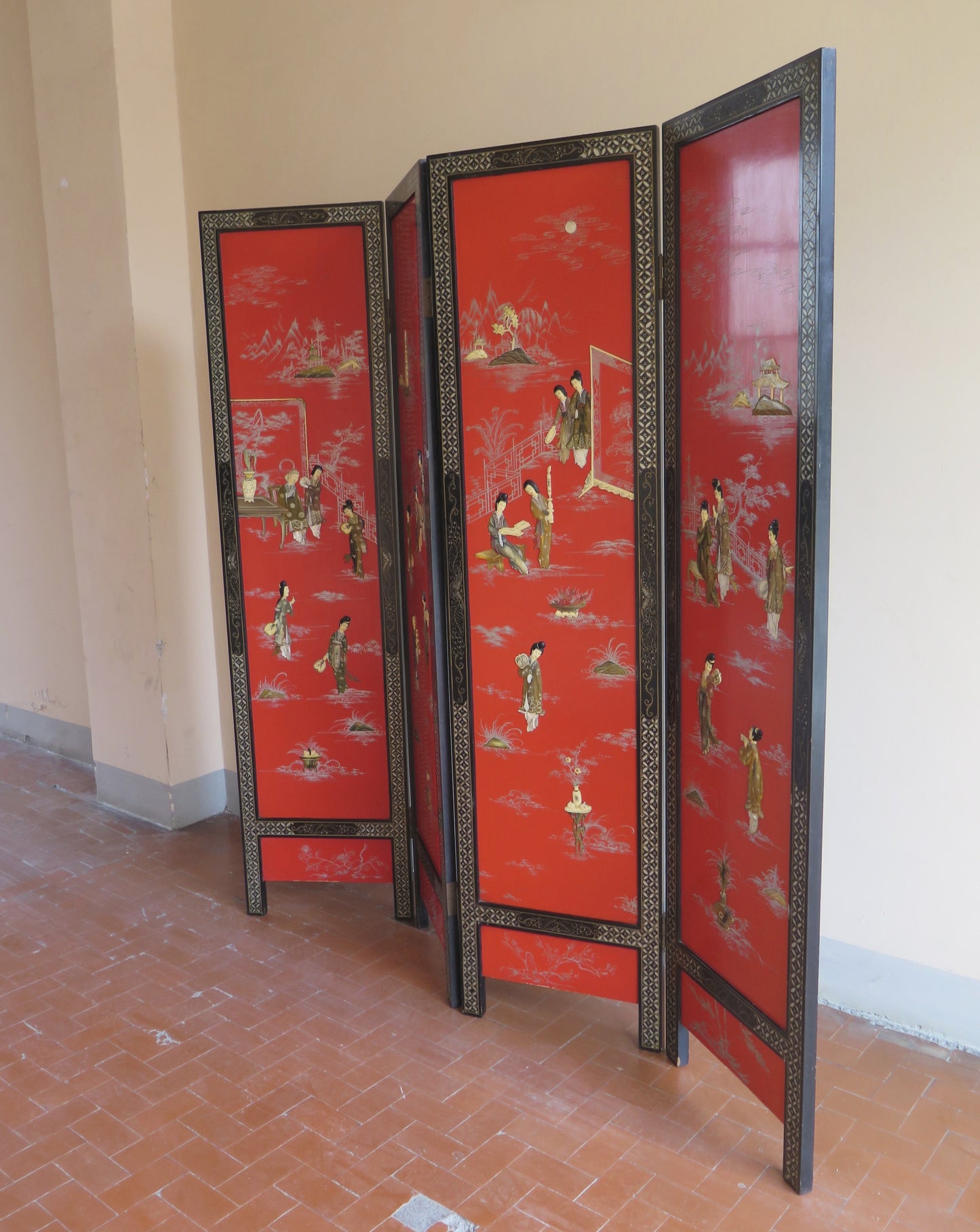 Paravento cinese separè vintage rosso laccato con figure legno intarsiato