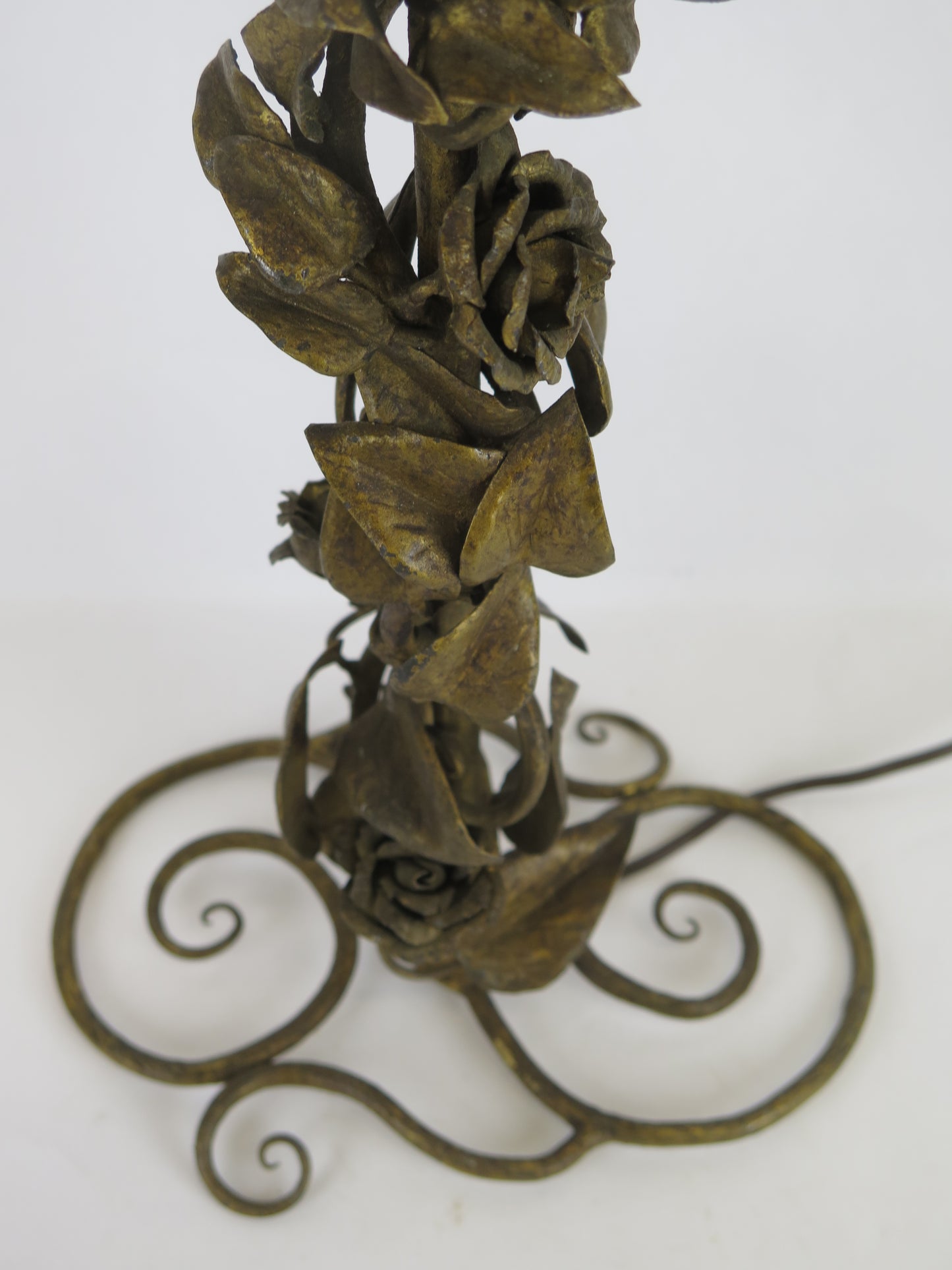 Art Nouveau table lamp floral style hand forged wrought iron decorated with flowers and leaves VA6