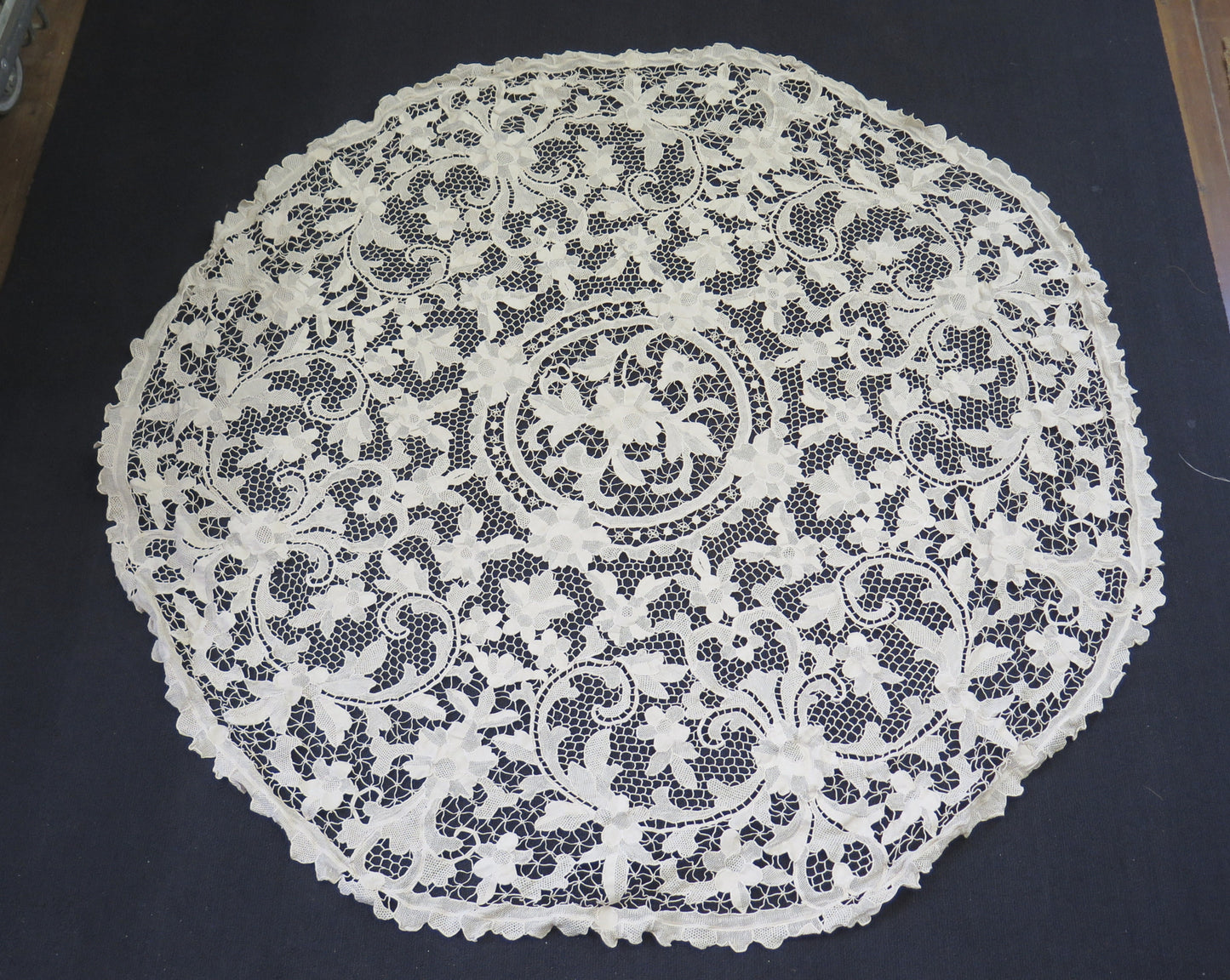 Grande tovaglia merletto di Burano Venezia rotonda diametro 123 cm pizzo R147