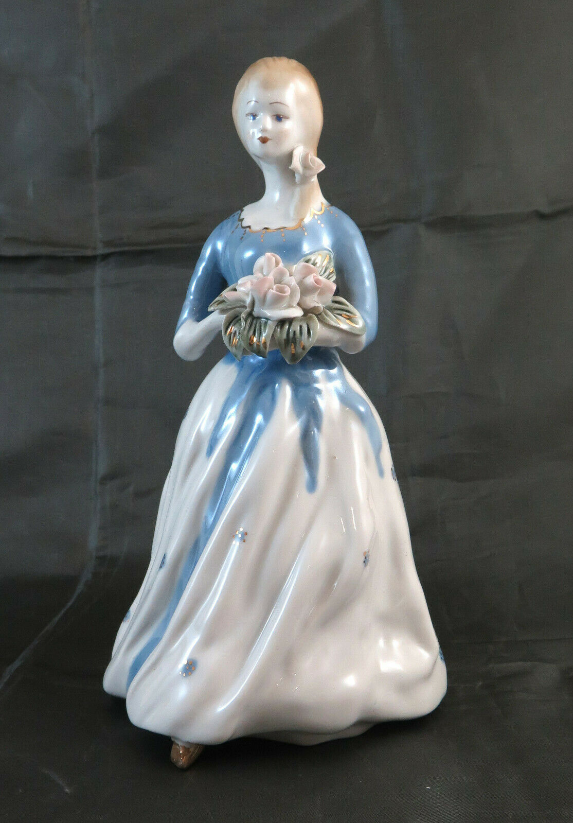 DUE STATUINE DI PORCELLANA VINTAGE BALLERINA DONNA CON MAZZO DI FIORI BM18