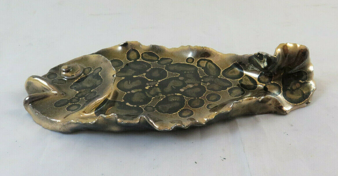 PORTACENERE IN CERAMICA DORATA A FORMA DI PESCE VINTAGE FIRMATO 1942 BM34