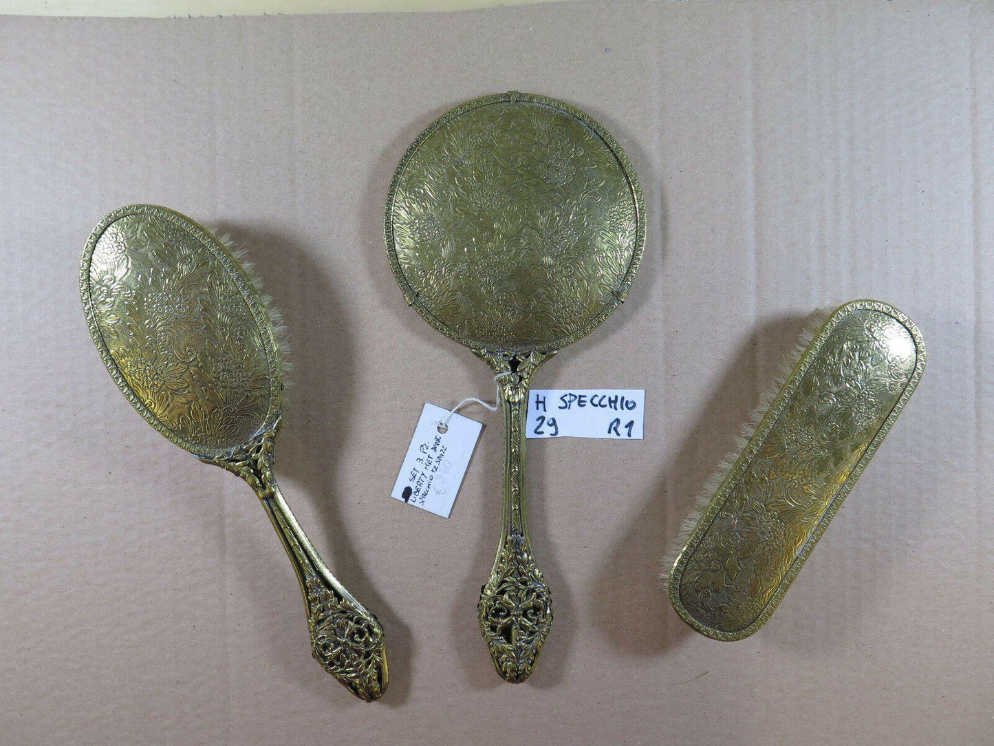 ANTICO SET DA BAGNO FINE OTTOCENTO SPECCHIO E SPAZZOLE IN METALLO CESELLATO R1 - Belbello Antiques