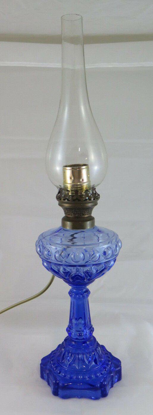 LAMPADA DA SCRIVANIA O TAVOLO IN VETRO BLU ABAT-JOUR VINTAGE CON PARALUME R76 - Belbello Antiques