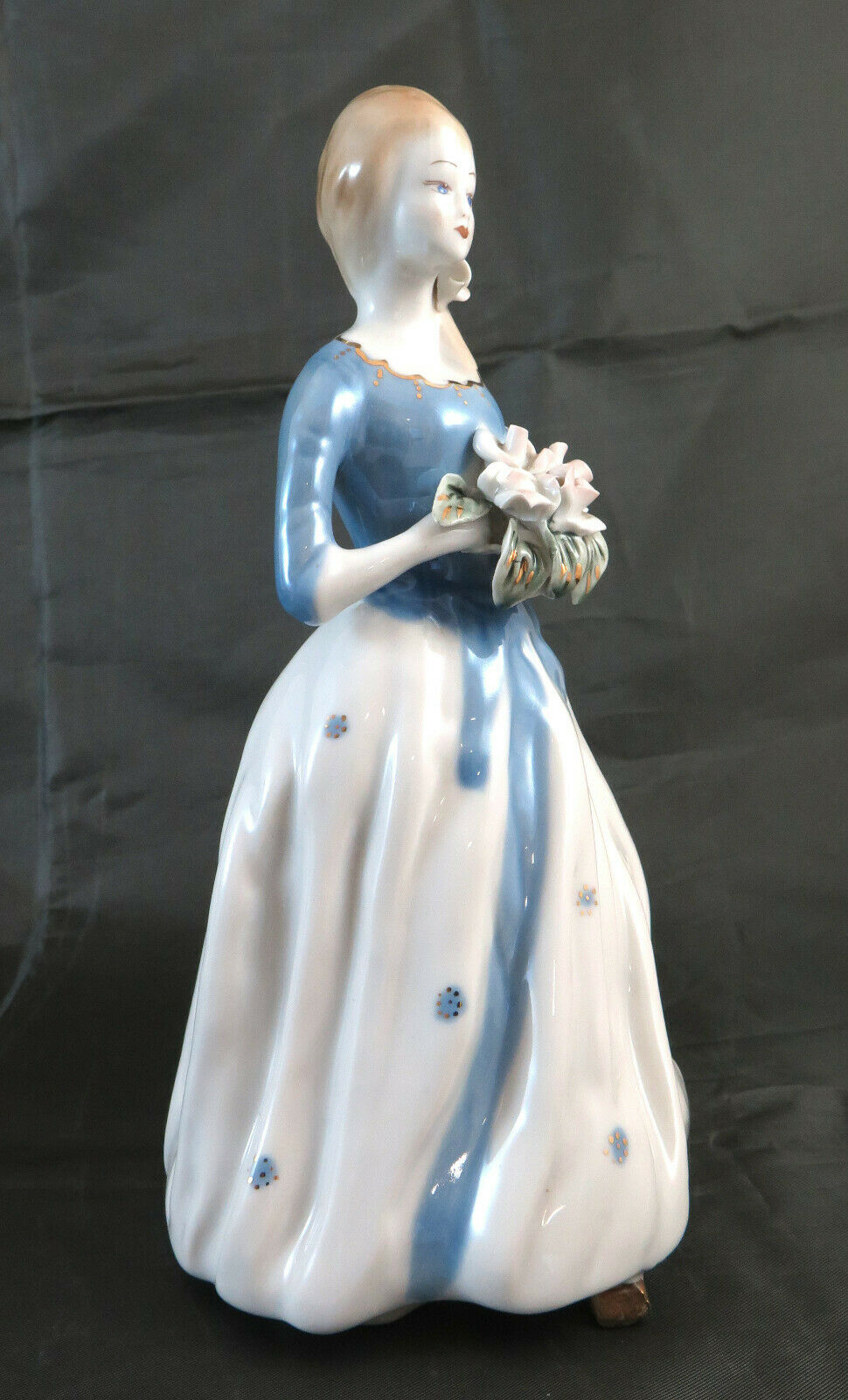 DUE STATUINE DI PORCELLANA VINTAGE BALLERINA DONNA CON MAZZO DI FIORI BM18