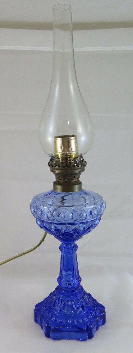 LAMPADA DA SCRIVANIA O TAVOLO IN VETRO BLU ABAT-JOUR VINTAGE CON PARALUME R76 - Belbello Antiques