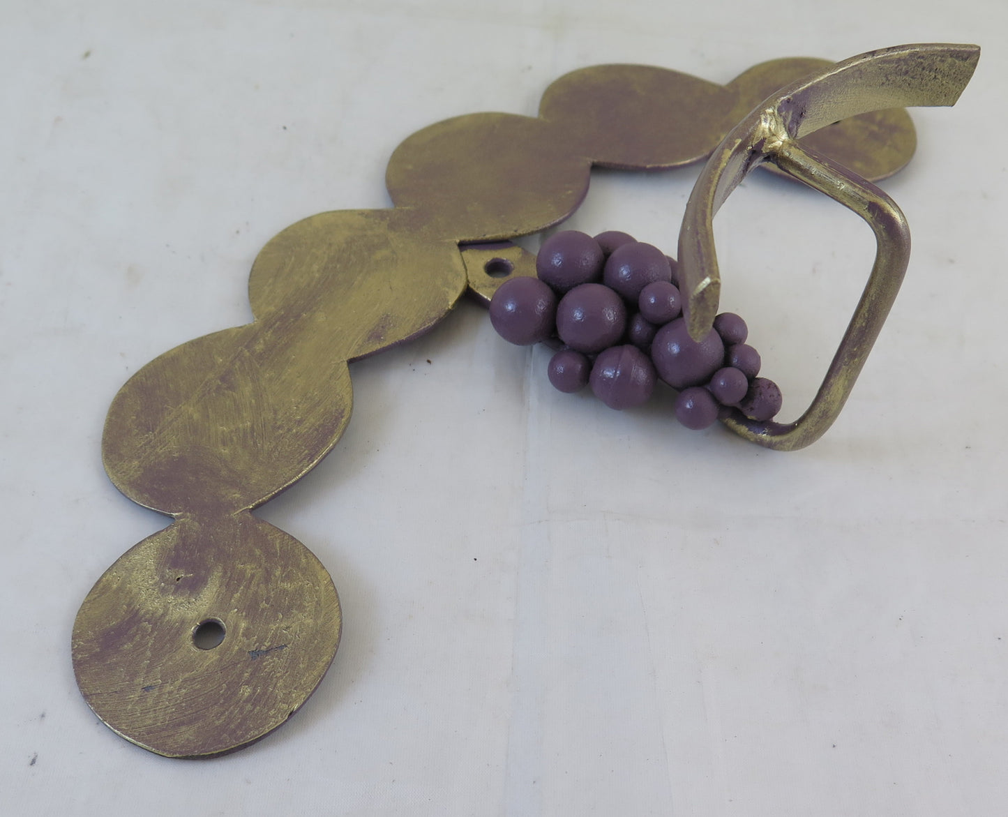 WALL COAT RACK DECORATED WITH BUNCHES OF GRAPES IN VINTAGE WROUGHT IRON CH15