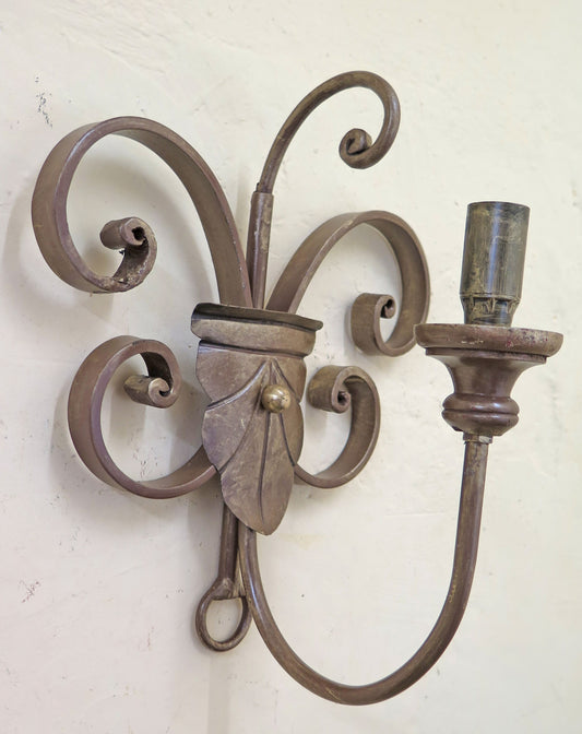 VINTAGE ARTISANAL HAND FORGED WROUGHT IRON WALL LAMP FROM THE 20TH CENTURY CH15