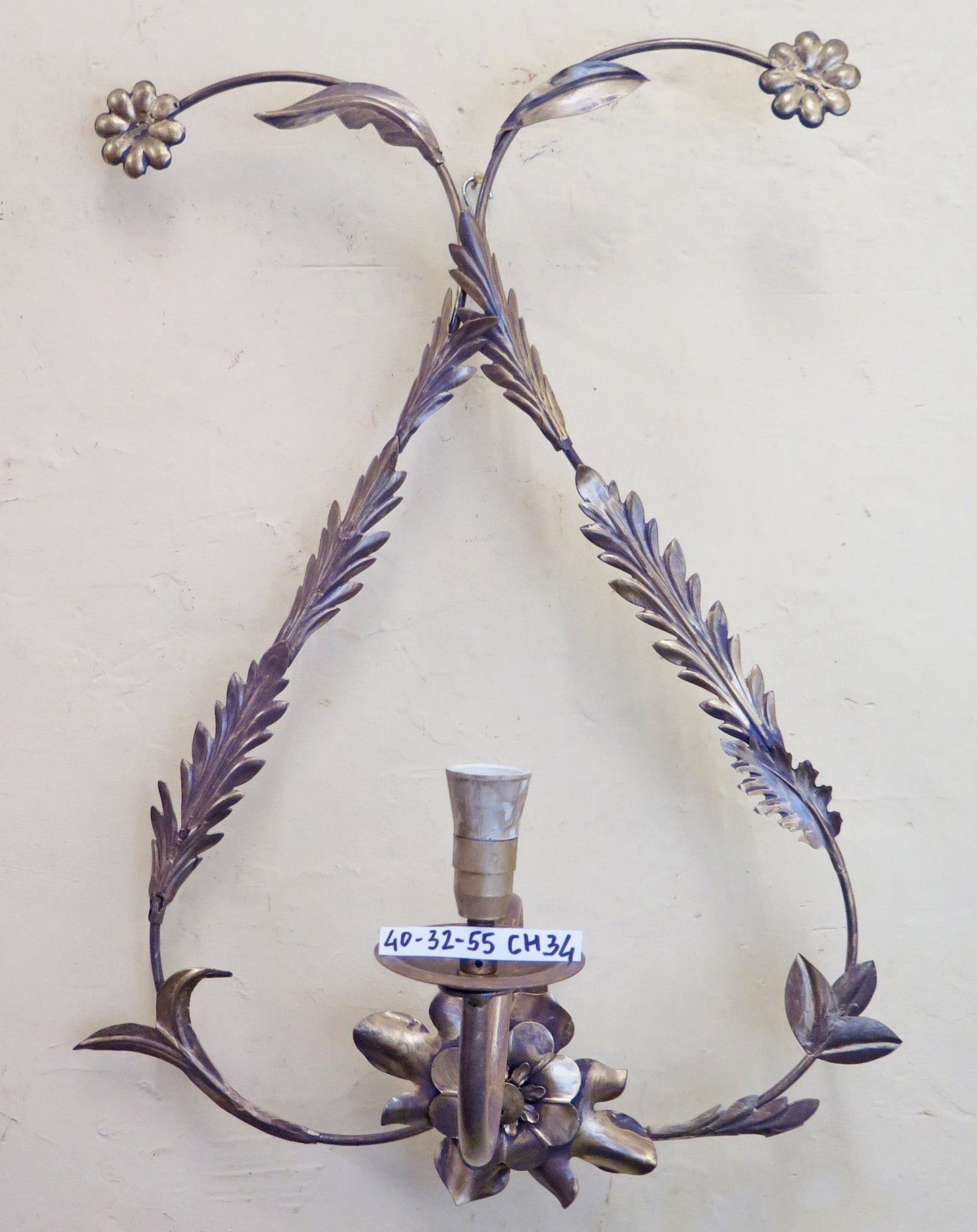 WROUGHT IRON WALL LIGHT IN THE SHAPE OF A REVERSED HEART WITH VINTAGE FLORAL DECORATION CH34