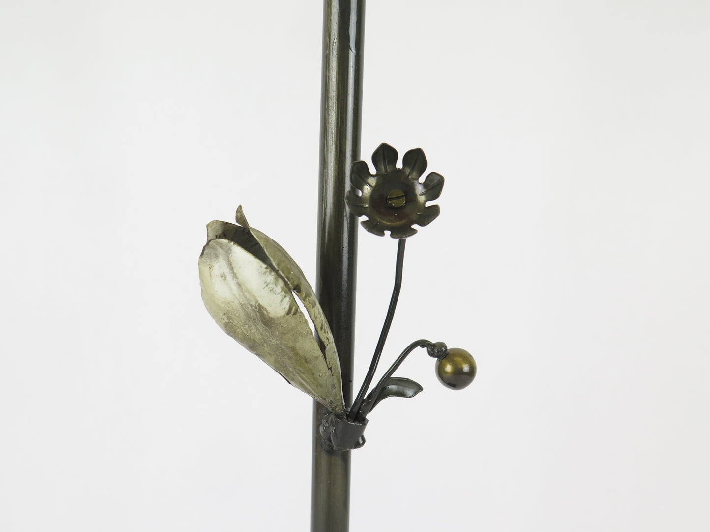 OLD TABLE LAMP IN METAL AND WROUGHT IRON FLOWERS FLORAL LIGHT CH17