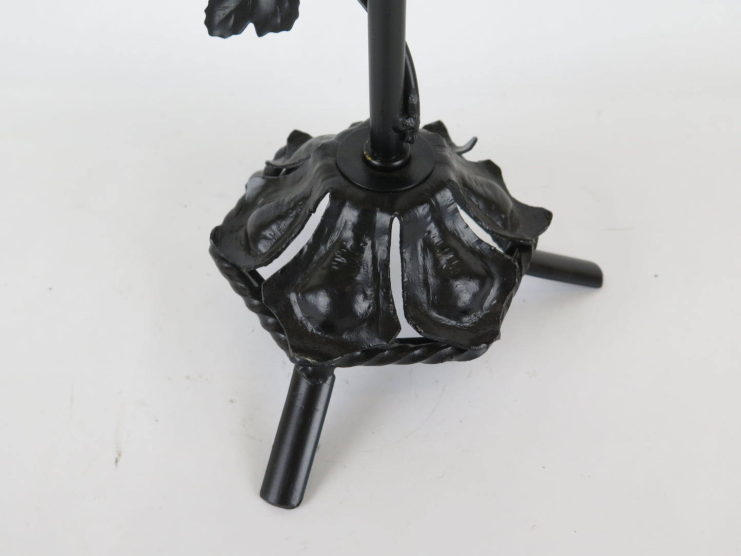 VINTAGE DESK LAMP WROUGHT IRON EMBOSSED METAL LEAVES DECORATION CH37