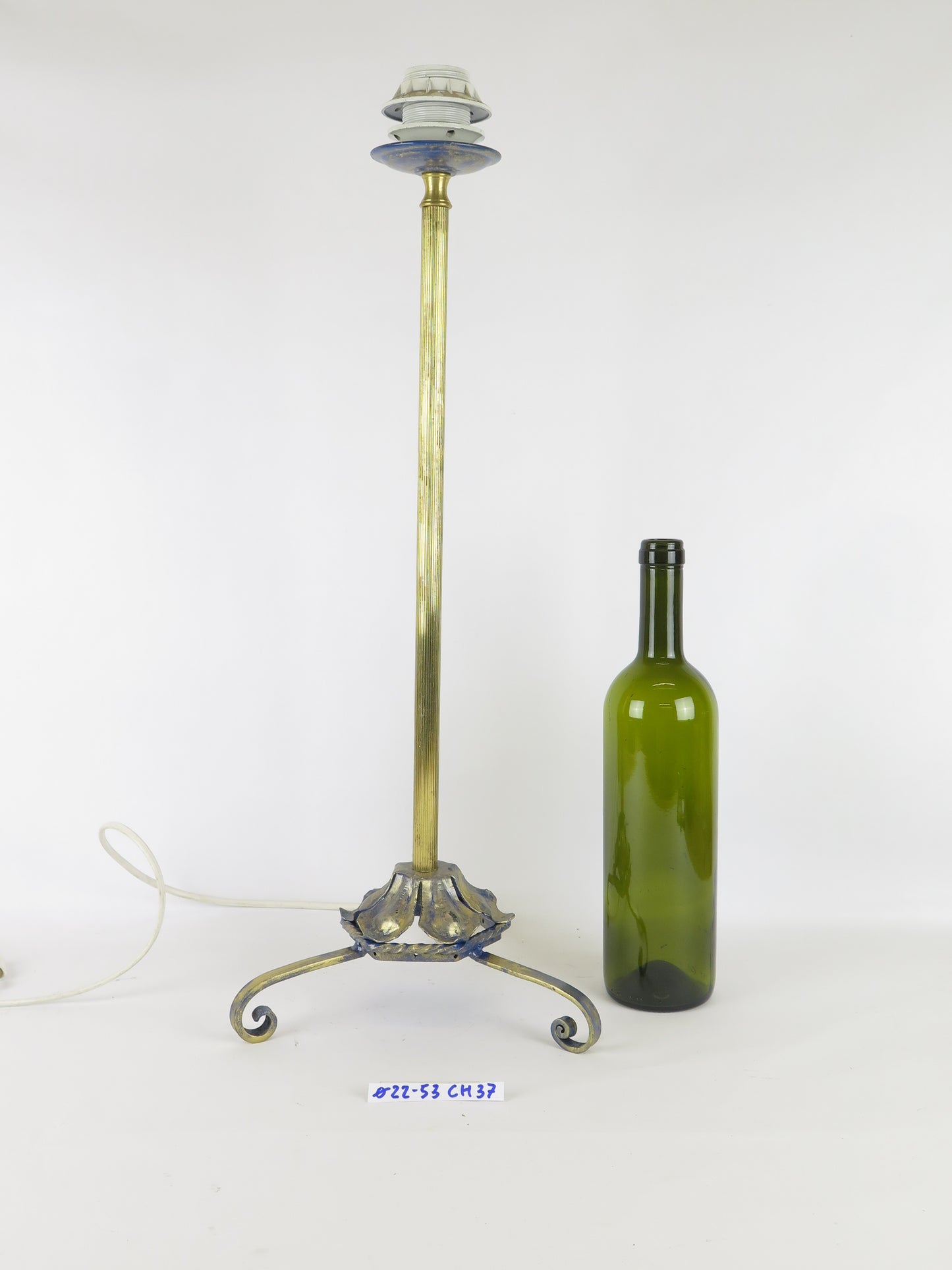 VINTAGE TABLE LAMP WROUGHT IRON EMBOSSED METAL ELEGANT CLASSIC CH37