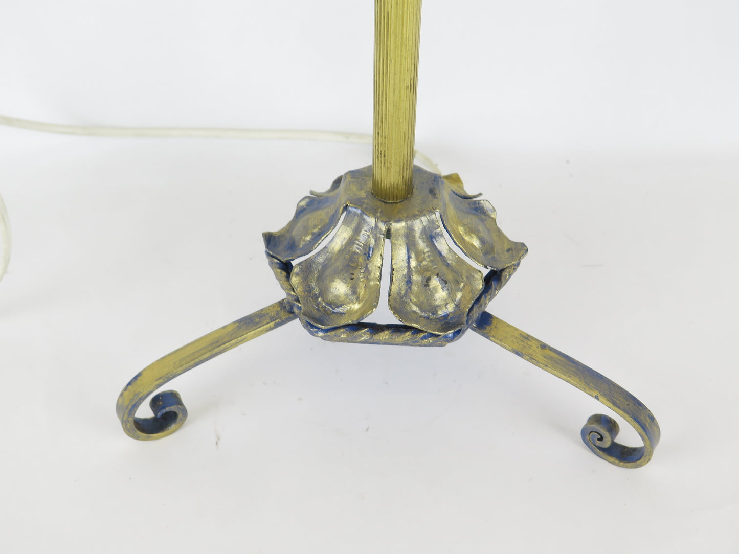 VINTAGE TABLE LAMP WROUGHT IRON EMBOSSED METAL ELEGANT CLASSIC CH37