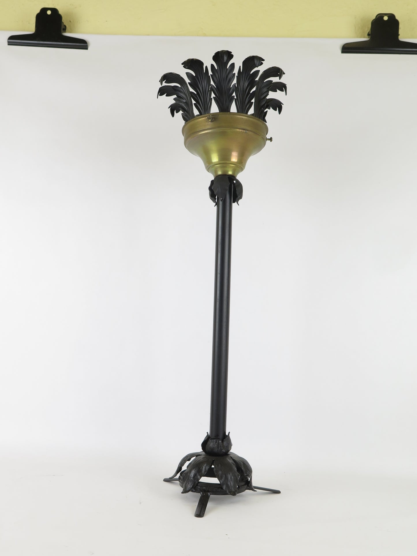 LIVING ROOM DESK OR TABLE LAMP IN WROUGHT IRON WITH LEAF DECORATION CH1