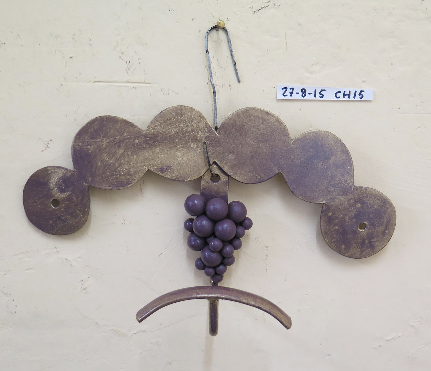 WALL COAT RACK DECORATED WITH BUNCHES OF GRAPES IN VINTAGE WROUGHT IRON CH15