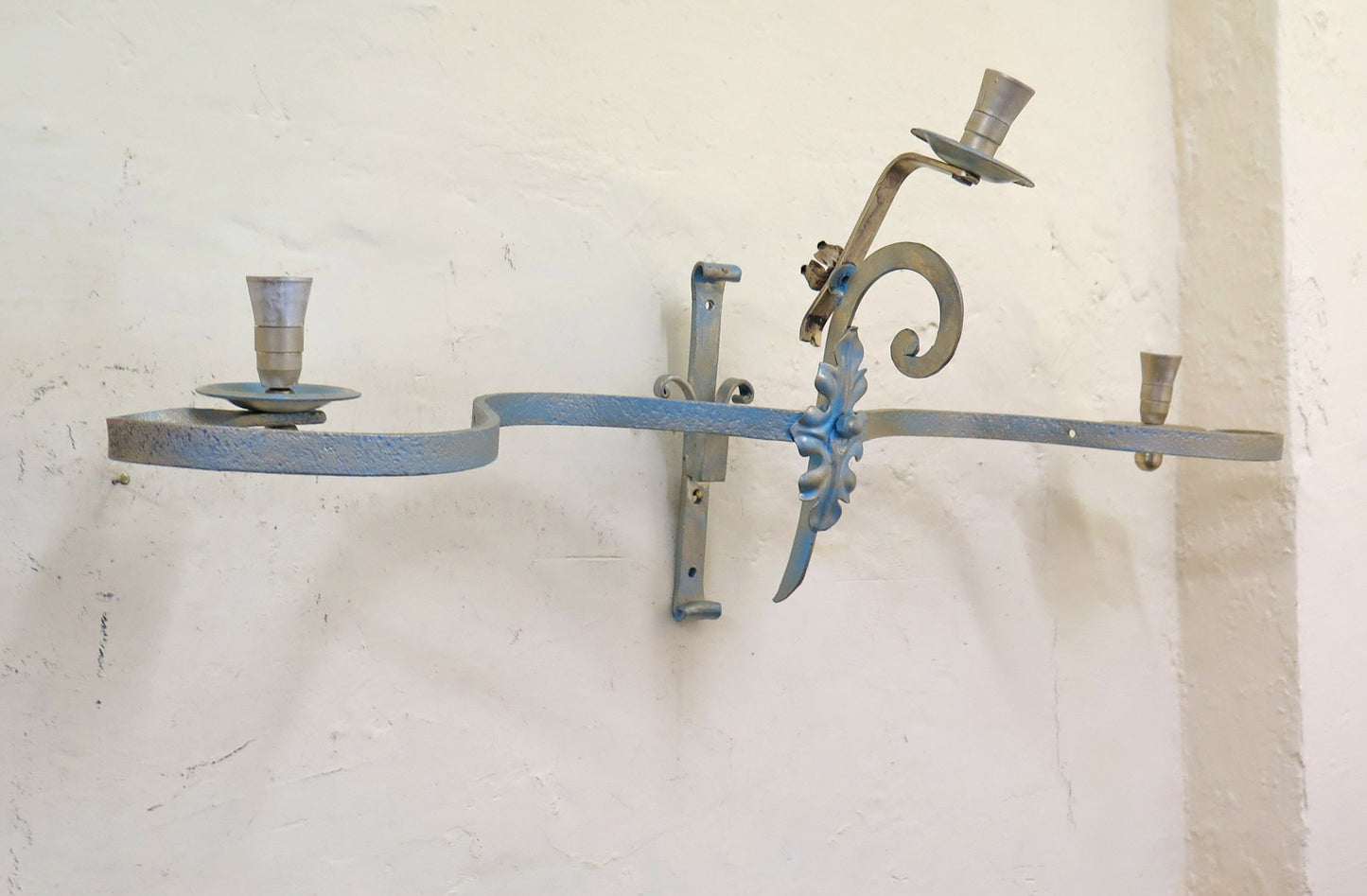 LARGE APPLIQUE IN HAND FORGED WROUGHT IRON THREE FLAMES WALL LIGHT CH34