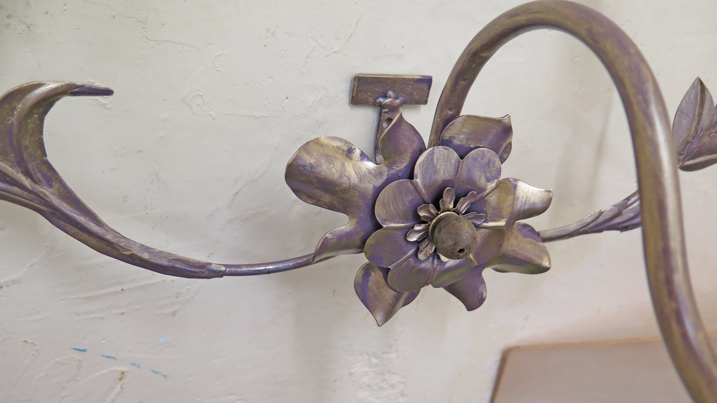 WROUGHT IRON WALL LIGHT IN THE SHAPE OF A REVERSED HEART WITH VINTAGE FLORAL DECORATION CH34