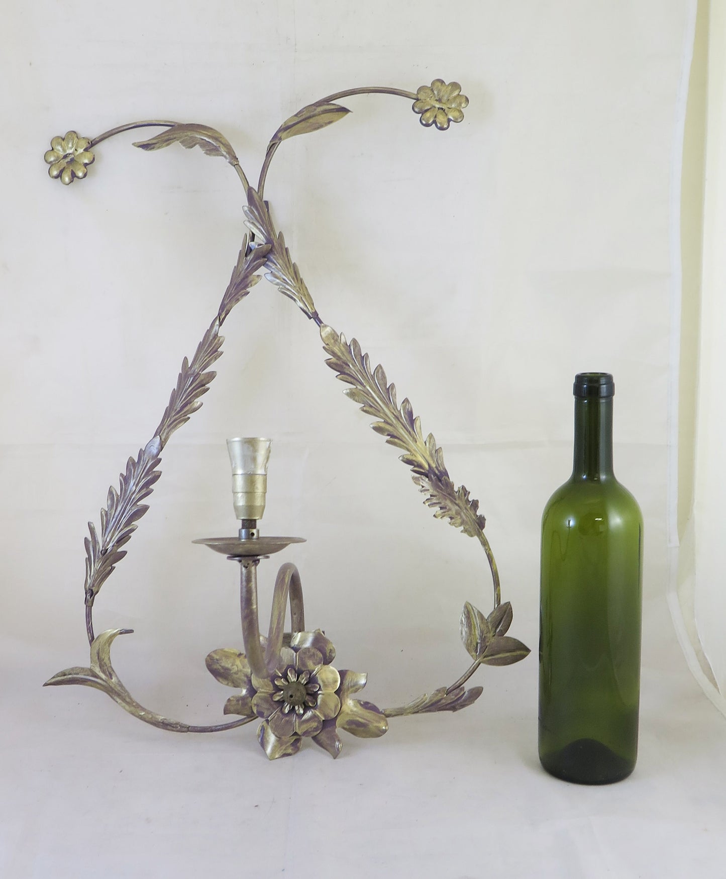 WROUGHT IRON WALL LIGHT IN THE SHAPE OF A REVERSED HEART WITH VINTAGE FLORAL DECORATION CH34