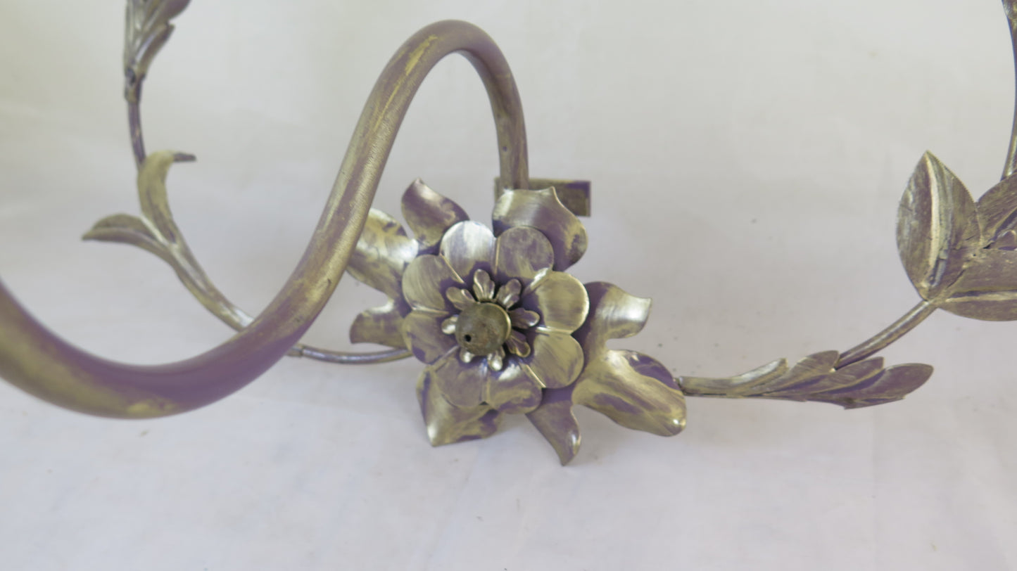 WROUGHT IRON WALL LIGHT IN THE SHAPE OF A REVERSED HEART WITH VINTAGE FLORAL DECORATION CH34