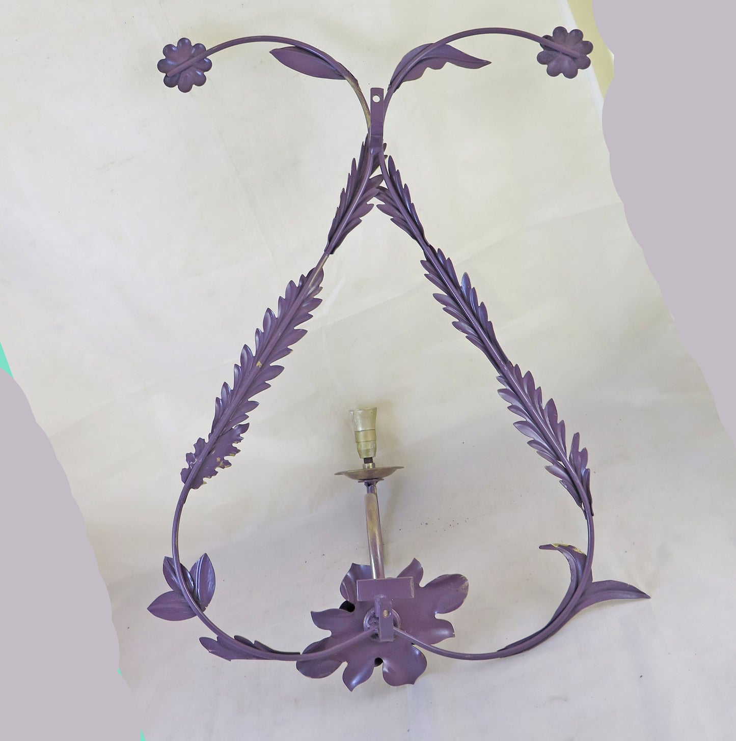 WROUGHT IRON WALL LIGHT IN THE SHAPE OF A REVERSED HEART WITH VINTAGE FLORAL DECORATION CH34