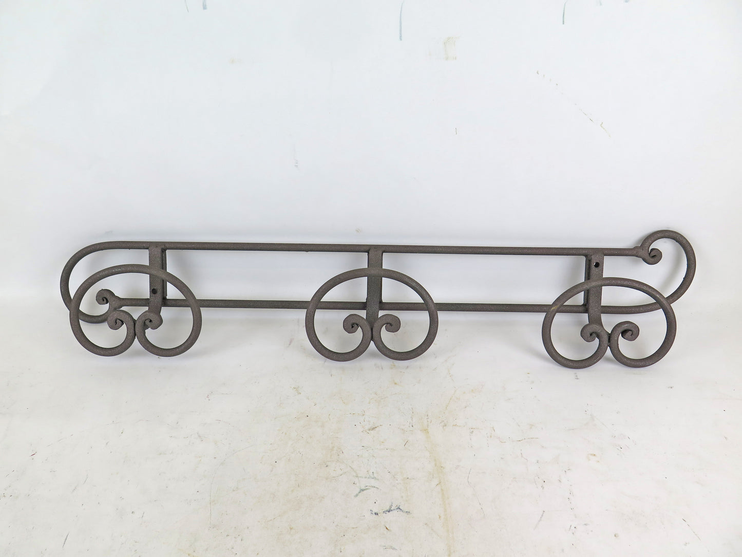 VINTAGE HANDMADE WROUGHT IRON WALL COAT RACK 3 HOOKS CH2