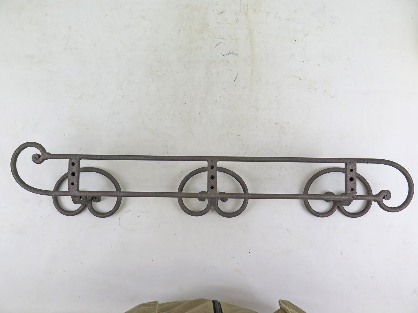 VINTAGE HANDMADE WROUGHT IRON WALL COAT RACK 3 HOOKS CH2