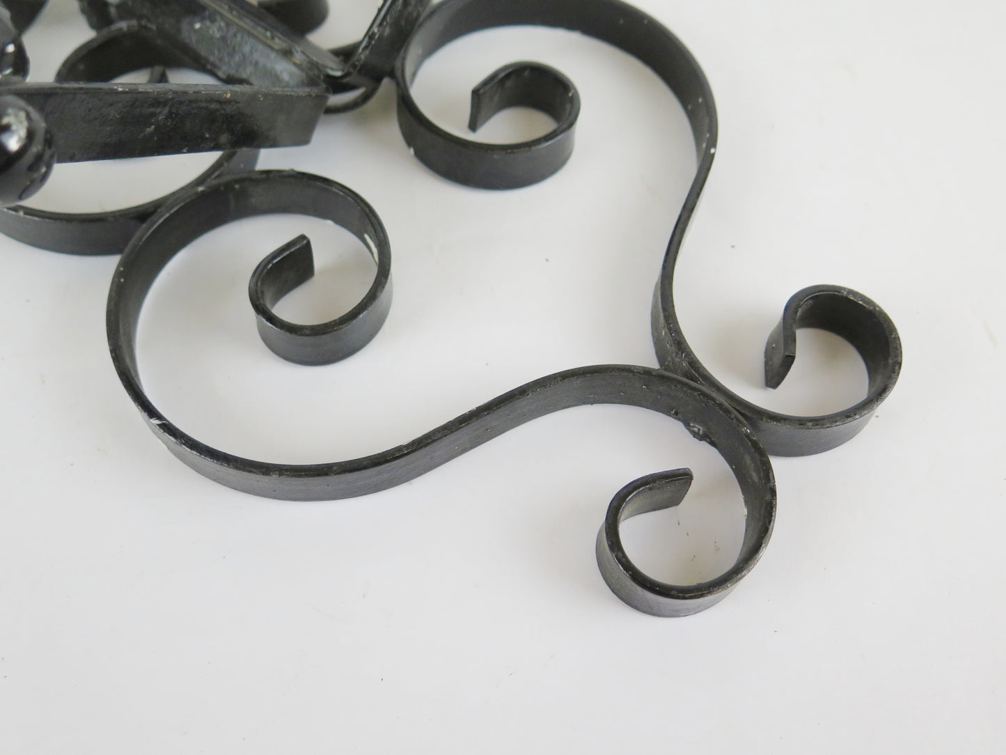 PAIR OF WROUGHT IRON APPLIQUES WITH TWO FLAMES DECORATED WITH VOLUTE PATTERNS X15