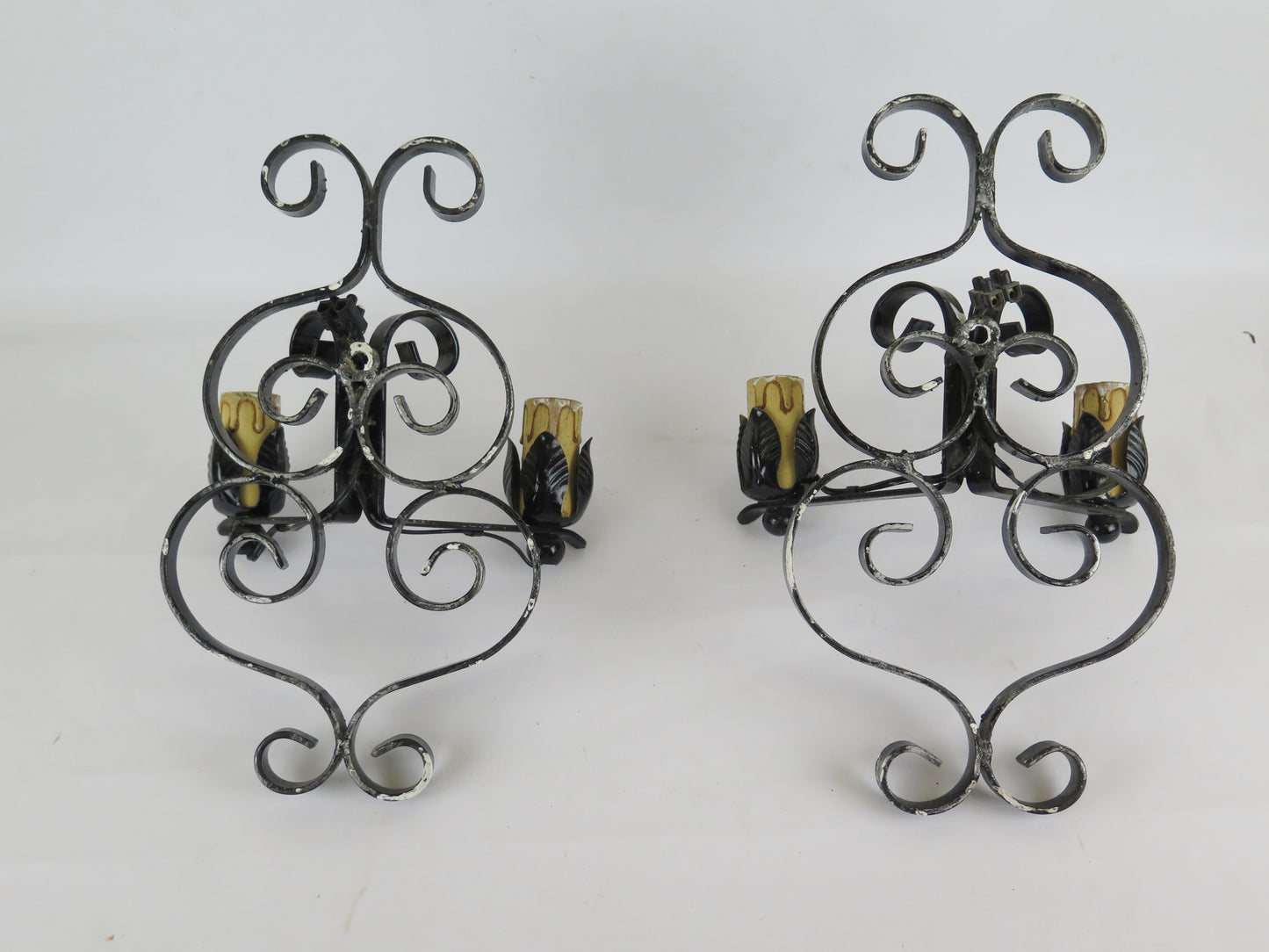 PAIR OF WROUGHT IRON APPLIQUES WITH TWO FLAMES DECORATED WITH VOLUTE PATTERNS X15