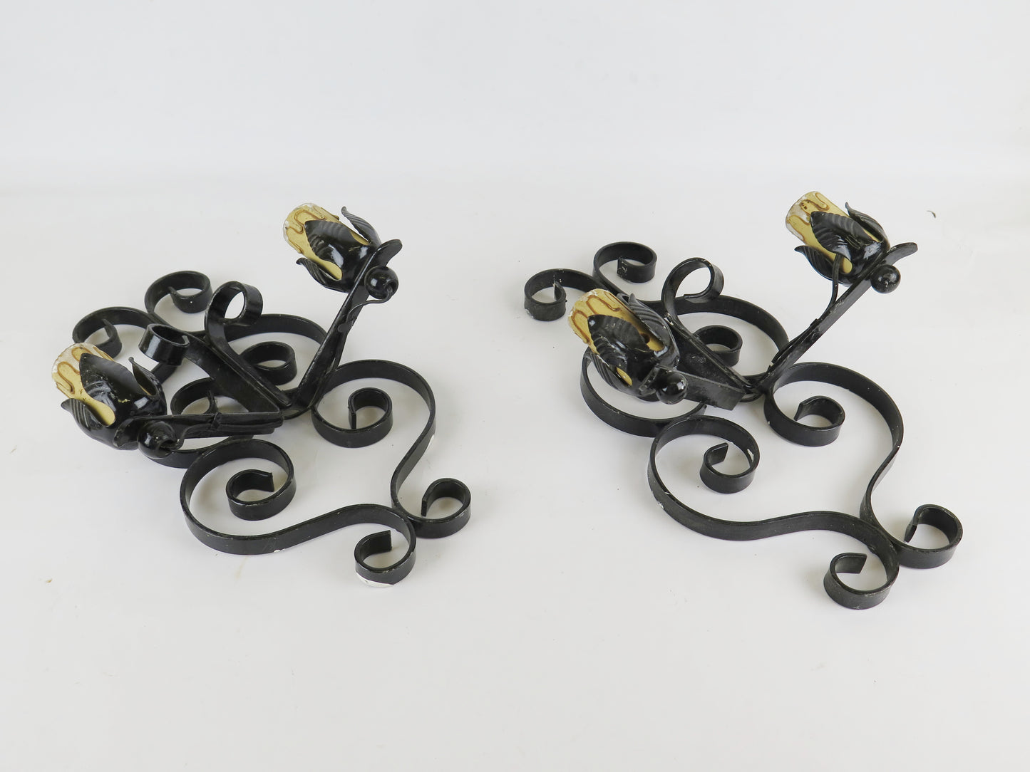 PAIR OF WROUGHT IRON APPLIQUES WITH TWO FLAMES DECORATED WITH VOLUTE PATTERNS X15