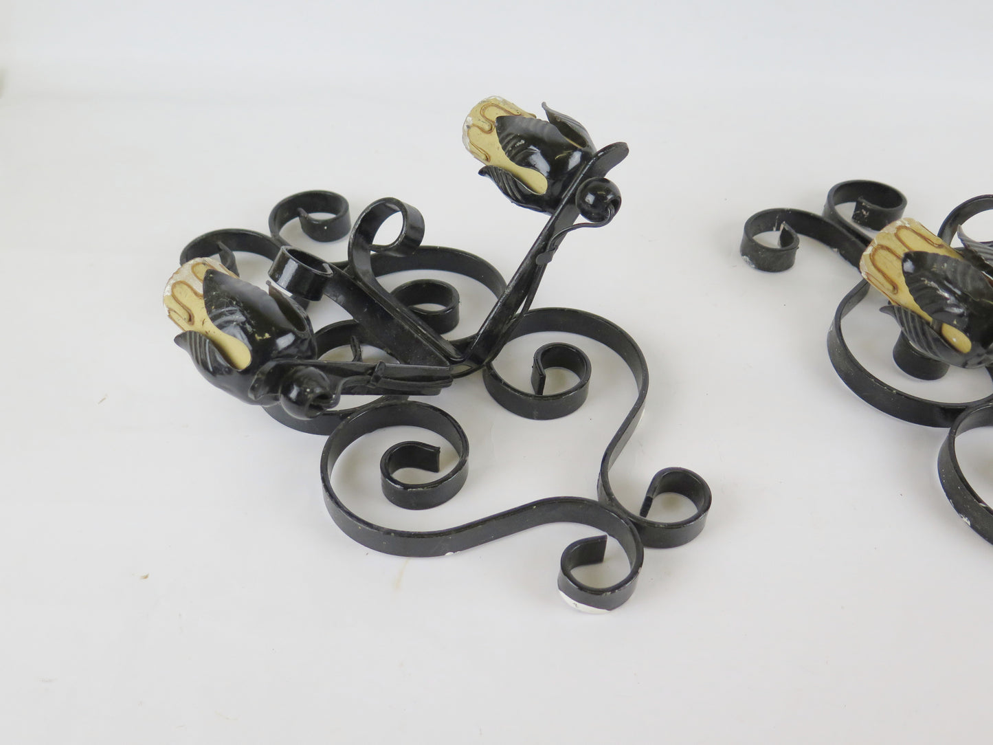 PAIR OF WROUGHT IRON APPLIQUES WITH TWO FLAMES DECORATED WITH VOLUTE PATTERNS X15