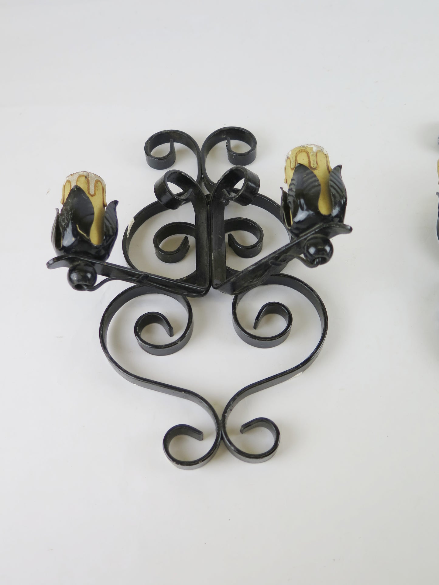 PAIR OF WROUGHT IRON APPLIQUES WITH TWO FLAMES DECORATED WITH VOLUTE PATTERNS X15