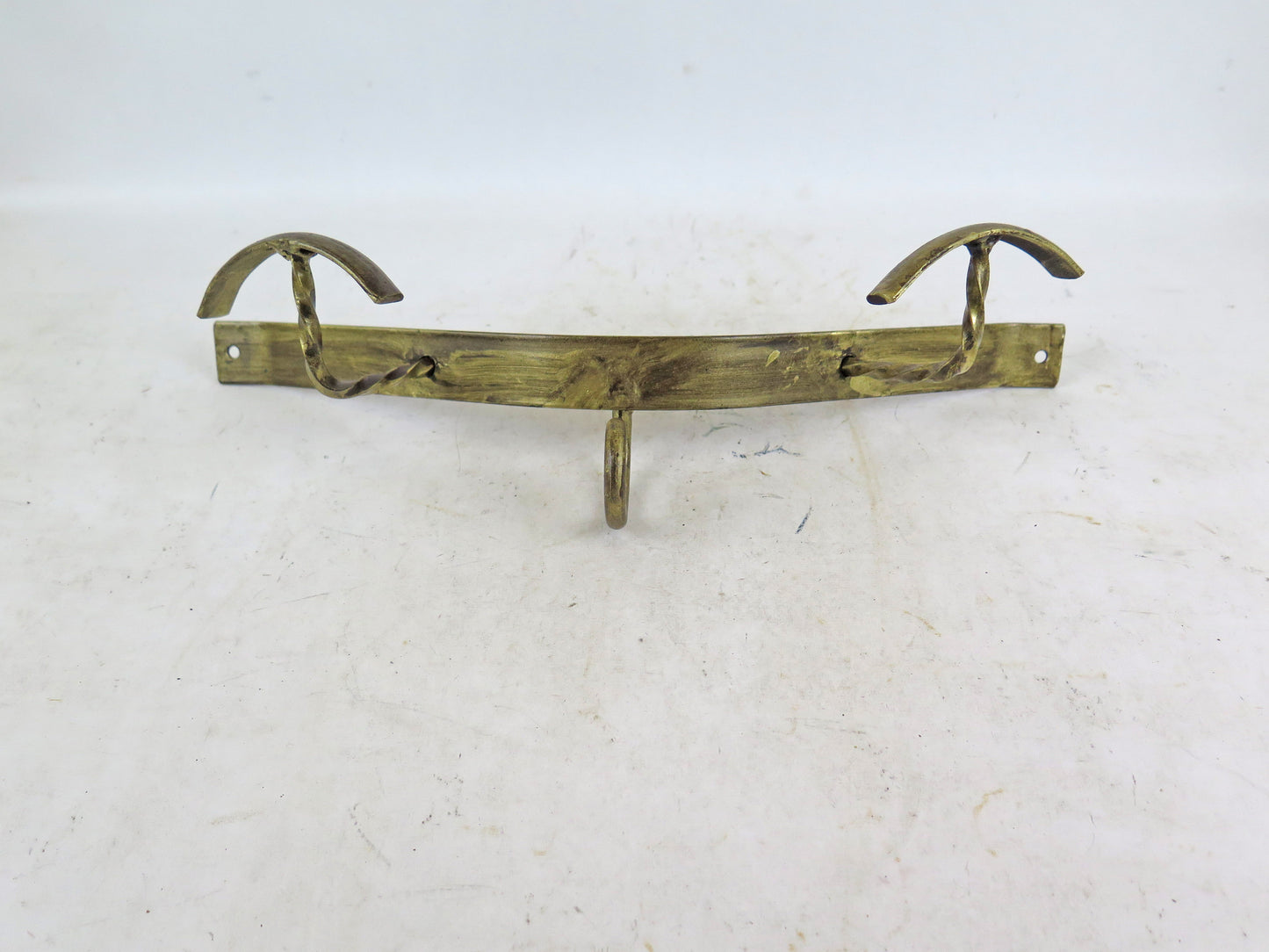 GOLDEN WROUGHT IRON WALL COAT RACK WITH 2 VINTAGE COAT HOOKS CH2