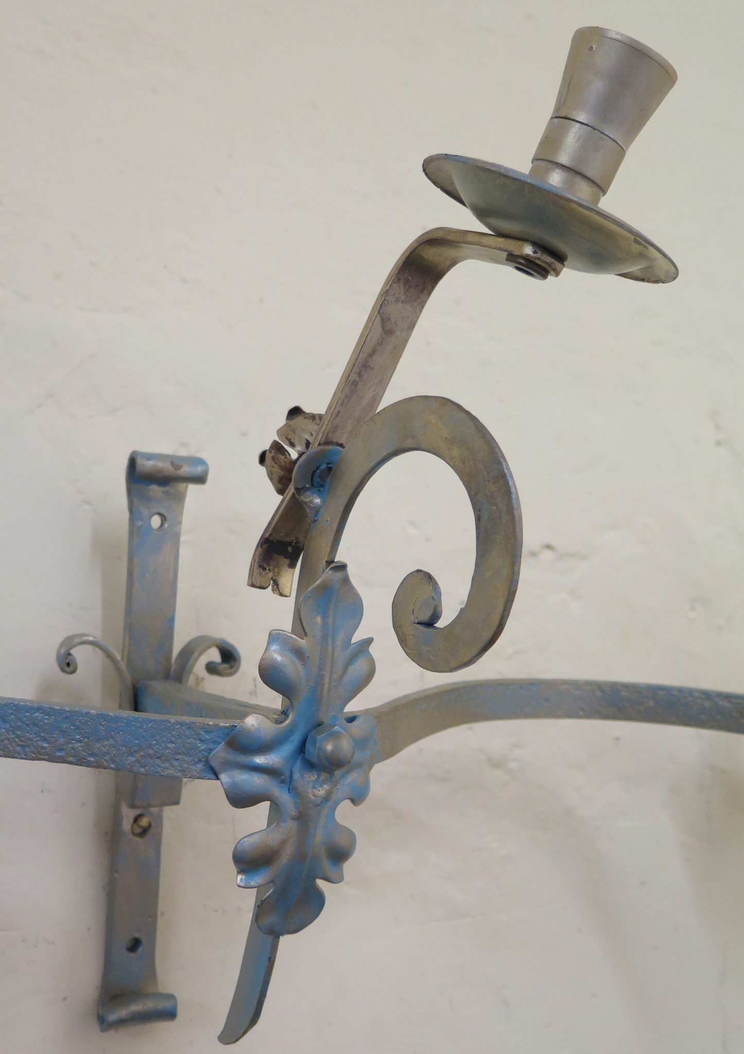 LARGE APPLIQUE IN HAND FORGED WROUGHT IRON THREE FLAMES WALL LIGHT CH34